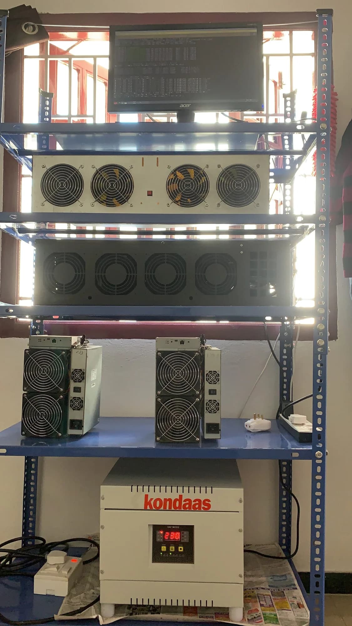 Server rack compute system with heavy-duty cooling fans and Kondaas power unit
